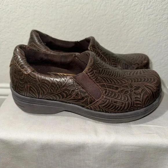 Easy Street  Women's Easy Works By Lyndee Slip Resistant Clogs Size 6 - Picture 3 of 9